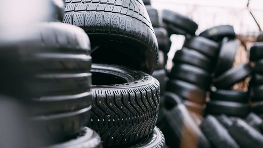 Distinguishing Between Budget and Premium Tyres: A Comprehensive Guide